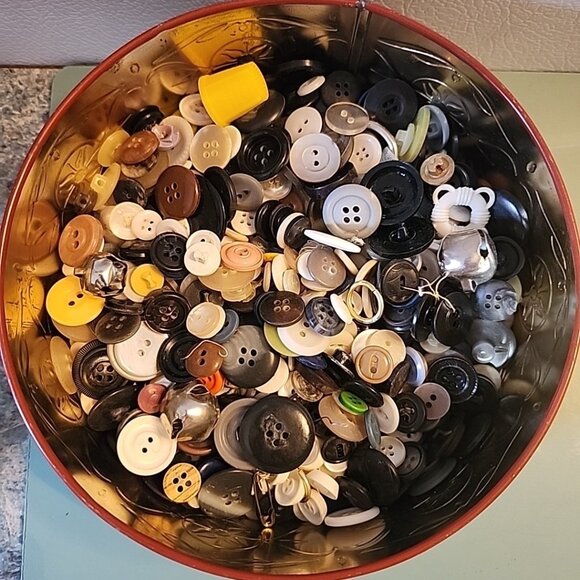 Vintage Button Tin Made in England Buttons Sewing Crafts Mixed Lot Granny Core - Picture 4 of 9